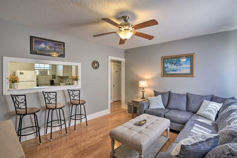 Beautiful Galveston Apt w/ Deck < 3 Mi to Dtwn! Apartment in Galveston Island