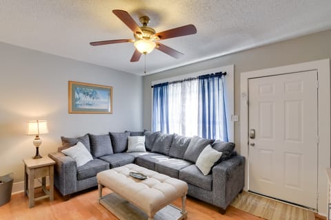 Beautiful Galveston Apt w/ Deck < 3 Mi to Dtwn! Apartment in Galveston Island