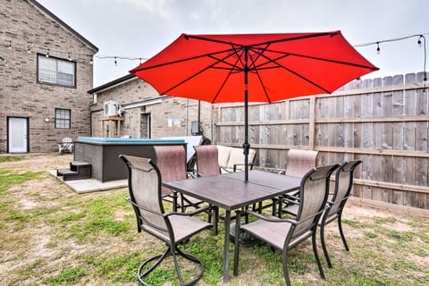 Beautiful Galveston Apt w/ Deck < 3 Mi to Dtwn! Apartment in Galveston Island