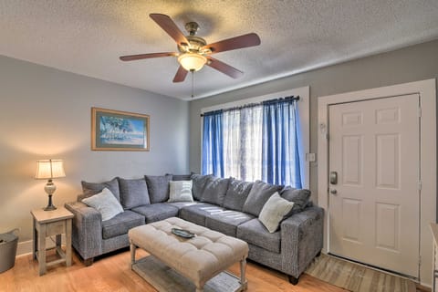 Beautiful Galveston Apt w/ Deck < 3 Mi to Dtwn! Apartment in Galveston Island