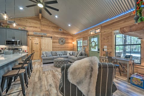 'Lakewood Secret' Cabin ~ 4 Mi to The Lake! House in Canyon Lake