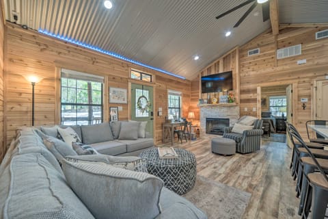 'Lakewood Secret' Cabin ~ 4 Mi to The Lake! House in Canyon Lake