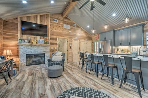 'Lakewood Secret' Cabin ~ 4 Mi to The Lake! House in Canyon Lake