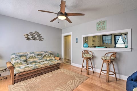 Galveston Apartment w/ Deck ~ 1 Mi to Pier! Apartment in Galveston Island