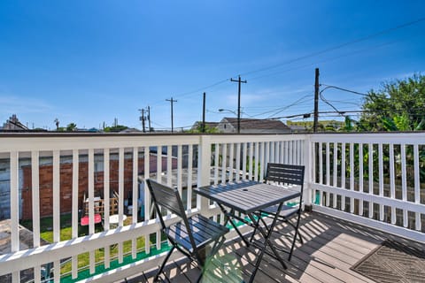 Galveston Apartment w/ Deck ~ 1 Mi to Pier! Apartment in Galveston Island