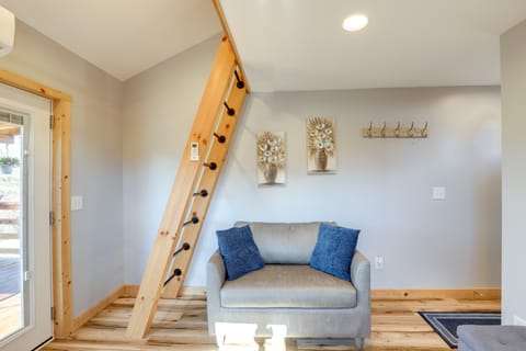 Studio w/ Loft, Hot Tub & Views in Marshall! Apartment in Buncombe County