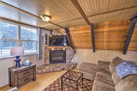 A-Frame w/ Views: Walk to Snoqualmie Lifts! Casa in Snoqualmie Pass