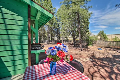 Cozy Lakeside Escape w/ Gas Grill & Fire Pit! Cottage in Pinetop-Lakeside