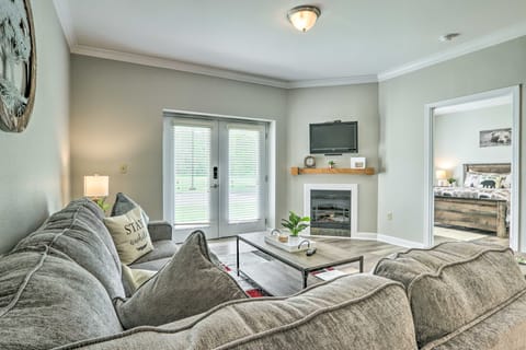 Downtown Pigeon Forge Condo w/ Pool Access! Apartment in Pigeon Forge