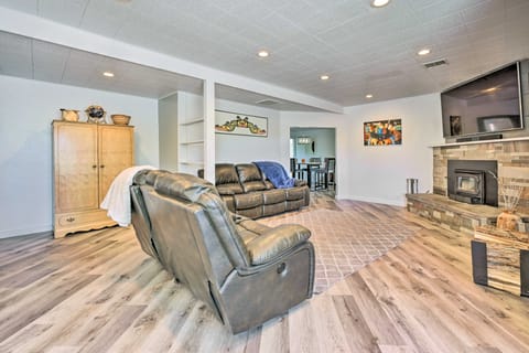 Stylish ‘Basecamp 6850’ - 2 Blocks to Downtown! Casa in Williams