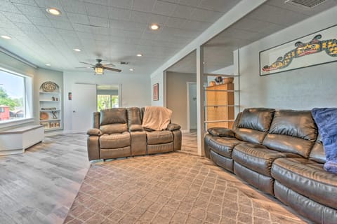 Stylish ‘Basecamp 6850’ - 2 Blocks to Downtown! Casa in Williams
