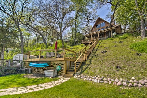 Serene Lakefront Escape: Boat Dock & Grill! House in Twin Lakes