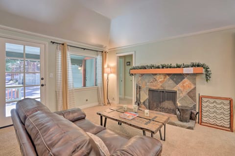 Cozy Skyforest Cabin ~ 1 Mi to Lake Arrowhead! House in Lake Arrowhead