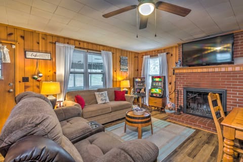 Cozy Kentucky Cabin w/ Sunroom, Yard & Views! Maison in Nolin Lake