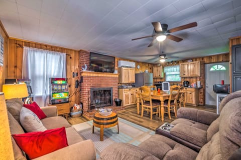 Cozy Kentucky Cabin w/ Sunroom, Yard & Views! Haus in Nolin Lake