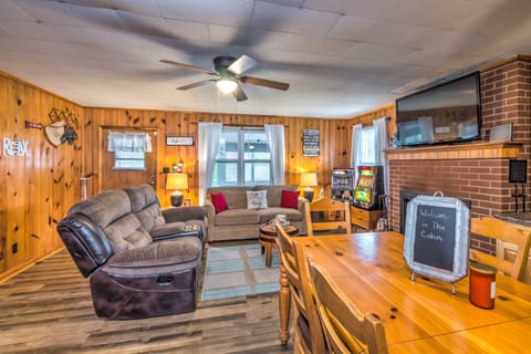 Cozy Kentucky Cabin w/ Sunroom, Yard & Views! Casa in Nolin Lake