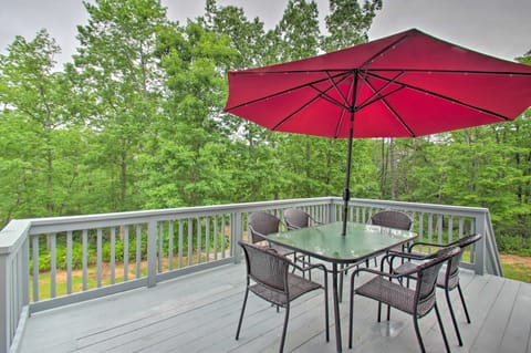 Yogi’s Paradise w/ Deck ~ 1 Mi to Yogaville! House in Nelson County