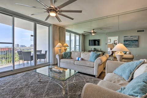 High-Rise Destin Condo w/ Balcony + Pool View Apartment in Destin