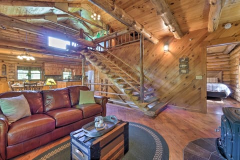 'The Red Pine Cabin' w/ Private Pond & Dock! House in Ohio