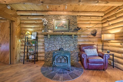 'The Red Pine Cabin' w/ Private Pond & Dock! House in Ohio