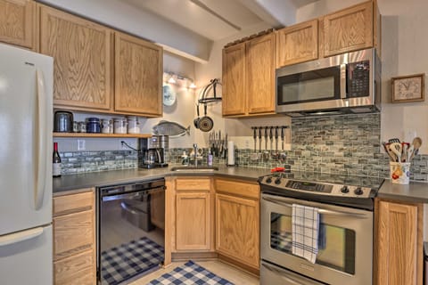 Cozy Dillon Condo w/ Mtn & Reservoir Views! Apartment in Dillon