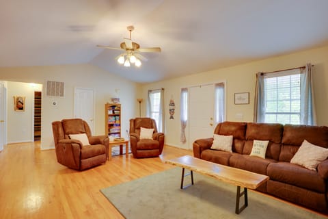 Mineral Getaway w/ Grill, Fire Pits + Boat Docks! House in Lake Anna