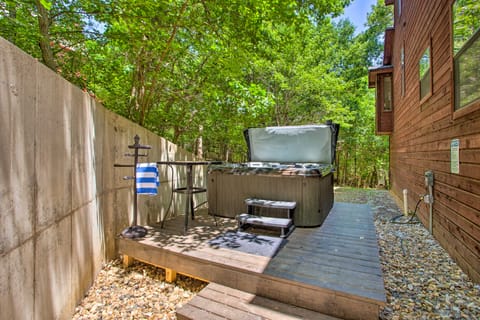 ‘The Oasis’ w/ Game Room & Private Hot Tub! House in Lake Texoma