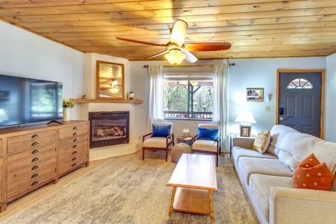 Cozy Heber Cabin Retreat w/ Deck + Fireplace! Casa in Heber-Overgaard