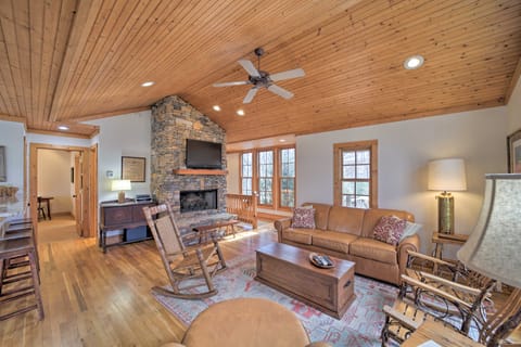 Woodsy Smoky Mtn Hideaway w/ Grill & Views! Cottage in Lake Glenville