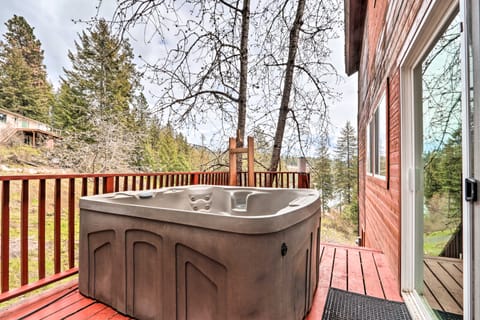 Spacious Sun-Up Bay Cabin, 20 Min to Downtown CDA! House in Kootenai County