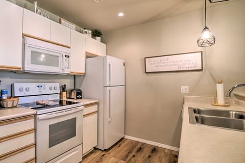 Close to Branson Strip! Condo w/ All-Season Porch Apartment in Branson