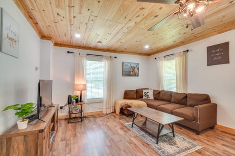 'Creekside Ranch' w/ Porch ~ 2 Mi to Pkwy House in Pigeon Forge