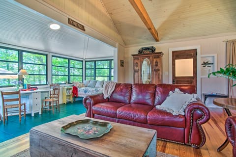 Peaceful Long Pond Cottage w/ Dock & Views Casa rural in Lakeville