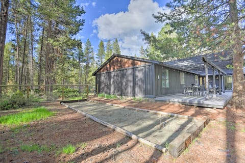Bend Getaway w/ Deck, Grill & Hot Tub on 10 Acres! Casa rural in Three Rivers