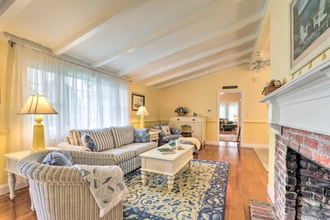 Charming Hyannis Home ~ 1 Mi to Beach Access! House in Hyannis Port