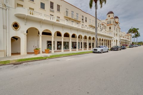 Walk to Ocean: Penthouse Suite at Palm Beach Hotel Apartment in Palm Beach