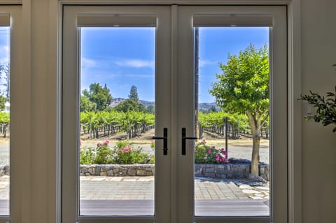 Luxe Wine Country Getaway w/ Vineyard Views Casa in Rutherford