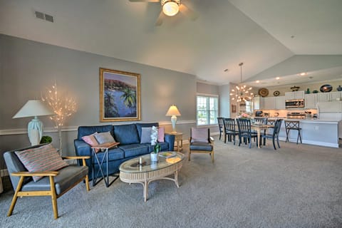 Modern Top-Floor Condo < 1 Mi to Golfing! Apartment in Carolina Forest