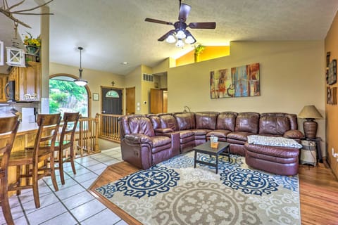 Waterfront Home on Beaver Lake w/ 2 Decks! House in Beaver Lake