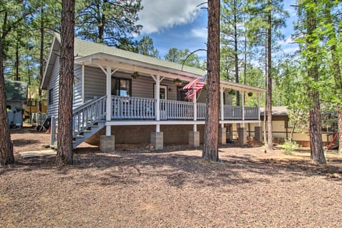 Quaint Show Low Cabin w/ 2 Decks & Gas Grill! House in Show Low