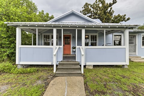 Sunny Panama City Bungalow w/ Beach Gear & 2 Bikes Cottage in Highway 30A Florida Beach