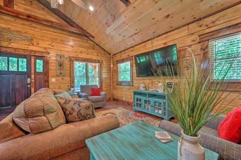 'Falling Star' Eagletown Cabin w/ Hot Tub: Pets OK House in Arkansas