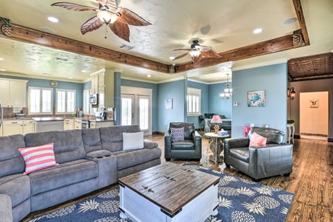 Beautiful Crystal Beach Escape w/ Large Deck! Haus in Bolivar Peninsula