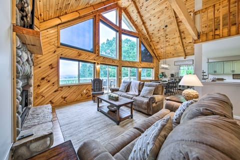 Huge Blairsville Cabin: Game Room + Mtn View! Casa in Blairsville