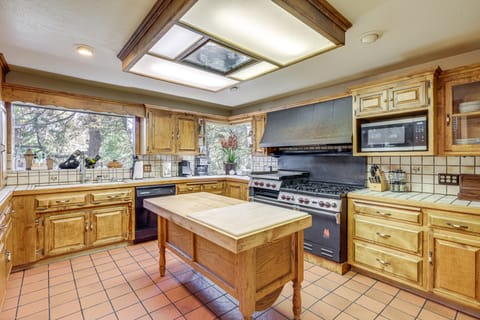 Spacious Retreat 13 Mi to Snow Valley Mtn Resort! House in Lake Arrowhead