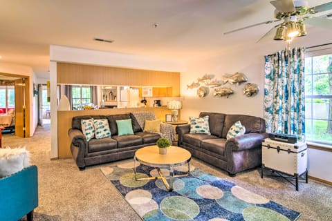 All-Season Sunroom! Lakefront Gem 5 Mi to 76 Strip Apartment in Branson