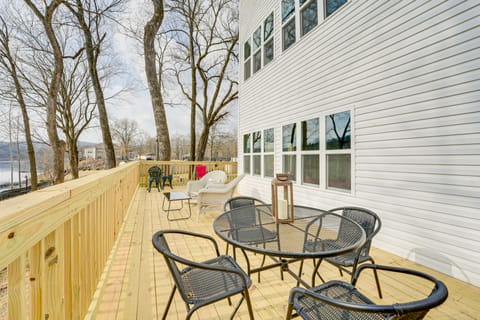 All-Season Sunroom! Lakefront Gem 5 Mi to 76 Strip Apartment in Branson