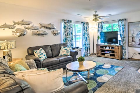 All-Season Sunroom! Lakefront Gem 5 Mi to 76 Strip Apartment in Branson