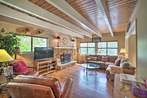 Bright Lake Arrowhead Home w/ Spacious Deck! Casa in Lake Arrowhead
