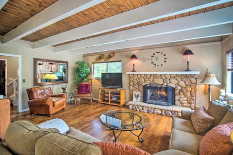 Bright Lake Arrowhead Home w/ Spacious Deck! Haus in Lake Arrowhead